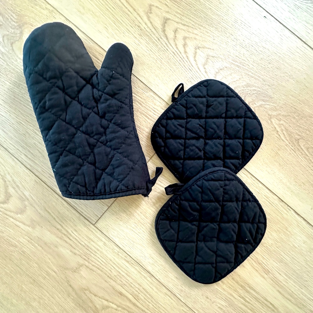 Black Quilted Oven Mitt and Pot Holders Set